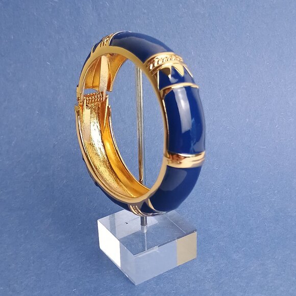 Crown Pattern Enamel Hinge Bangle Clamper Oval Bracelet Dark Blue Gold Tone - Picture 3 of 5